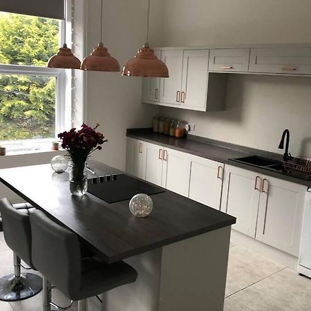 Stunning Bebington Maisonette - Large Private Drive And Entrance, Good Transport Links Zewnętrze zdjęcie
