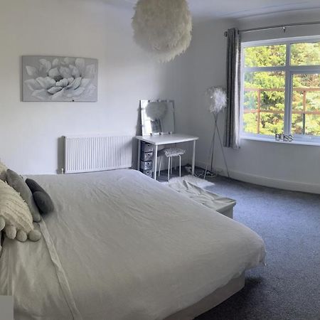 Stunning Bebington Maisonette - Large Private Drive And Entrance, Good Transport Links Zewnętrze zdjęcie