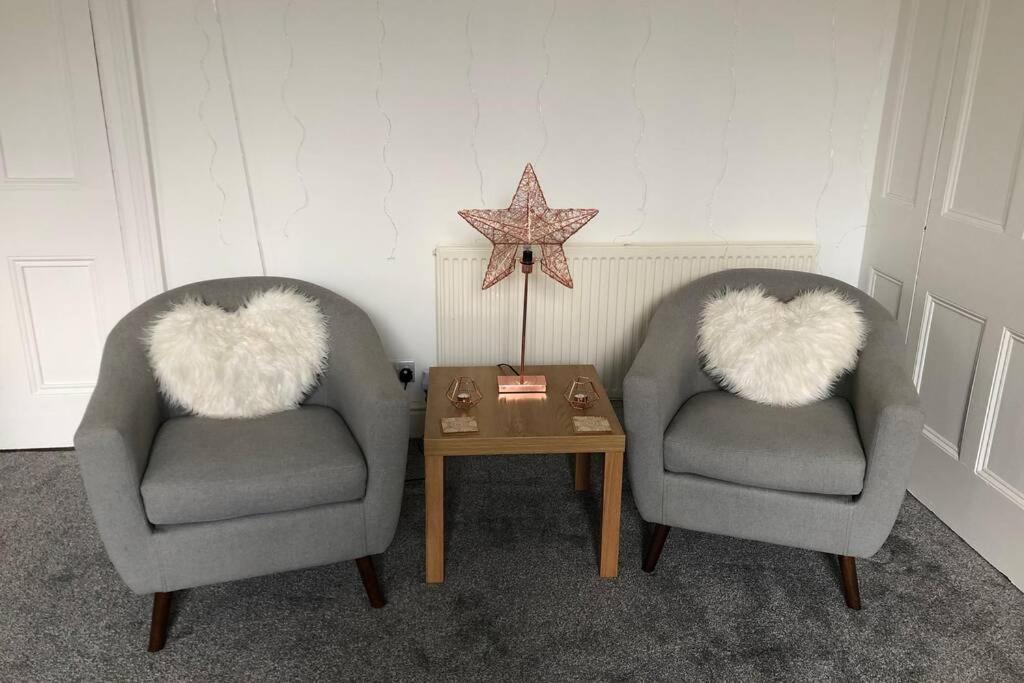 Stunning Bebington Maisonette - Large Private Drive And Entrance, Good Transport Links Zewnętrze zdjęcie