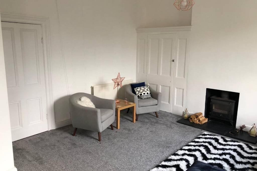 Stunning Bebington Maisonette - Large Private Drive And Entrance, Good Transport Links Zewnętrze zdjęcie