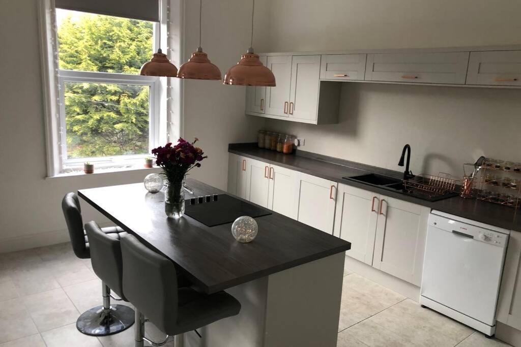 Stunning Bebington Maisonette - Large Private Drive And Entrance, Good Transport Links Zewnętrze zdjęcie