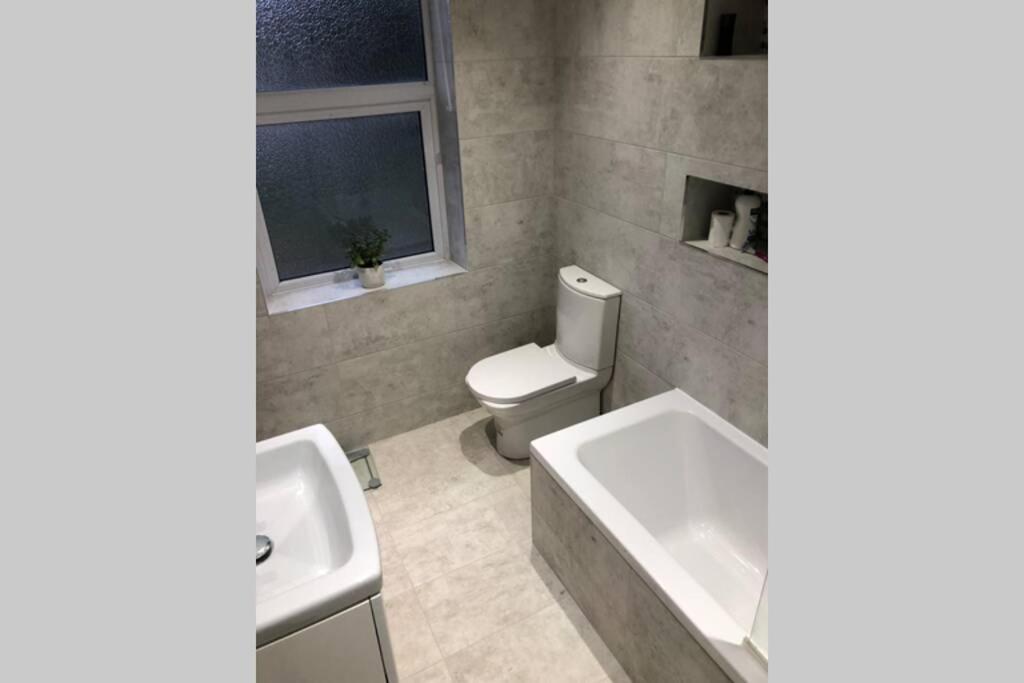 Stunning Bebington Maisonette - Large Private Drive And Entrance, Good Transport Links Zewnętrze zdjęcie