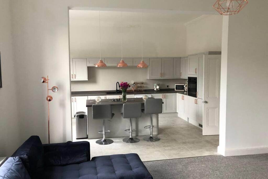 Stunning Bebington Maisonette - Large Private Drive And Entrance, Good Transport Links Zewnętrze zdjęcie
