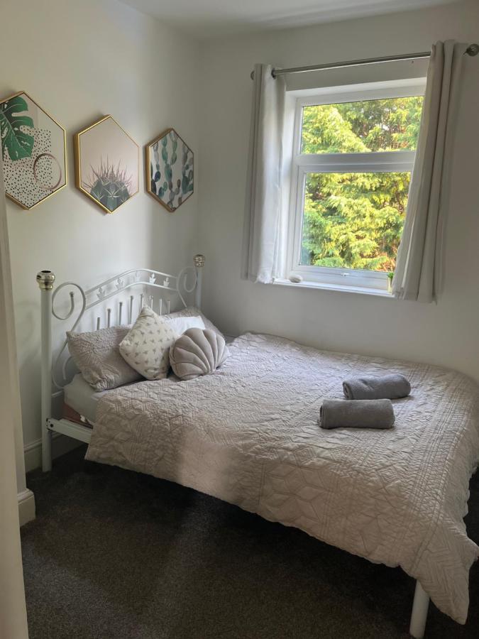 Stunning Bebington Maisonette - Large Private Drive And Entrance, Good Transport Links Zewnętrze zdjęcie