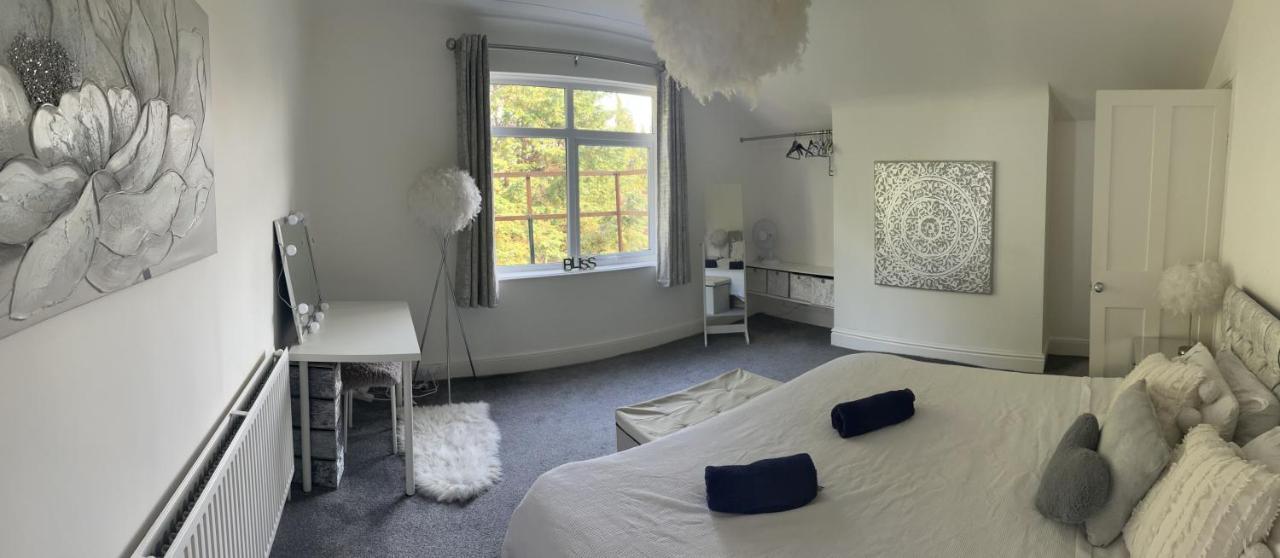 Stunning Bebington Maisonette - Large Private Drive And Entrance, Good Transport Links Zewnętrze zdjęcie