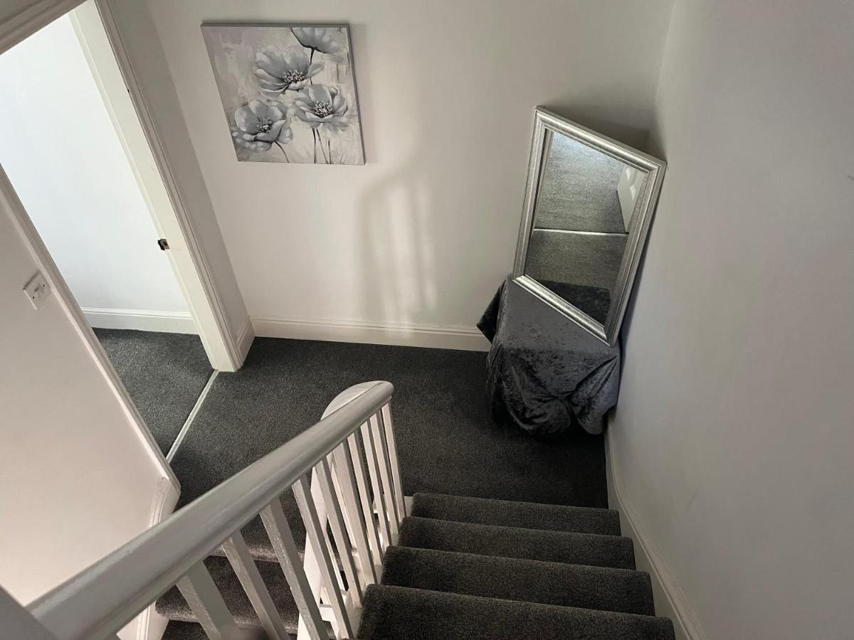 Stunning Bebington Maisonette - Large Private Drive And Entrance, Good Transport Links Zewnętrze zdjęcie