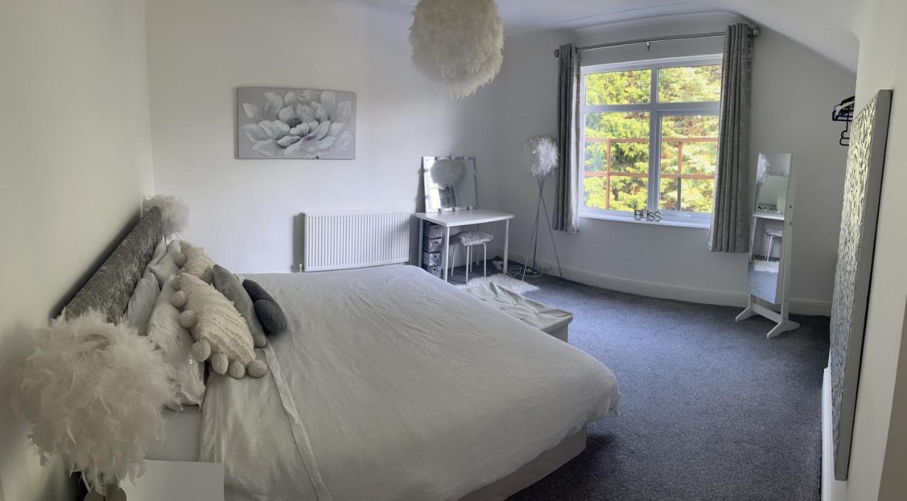 Stunning Bebington Maisonette - Large Private Drive And Entrance, Good Transport Links Zewnętrze zdjęcie